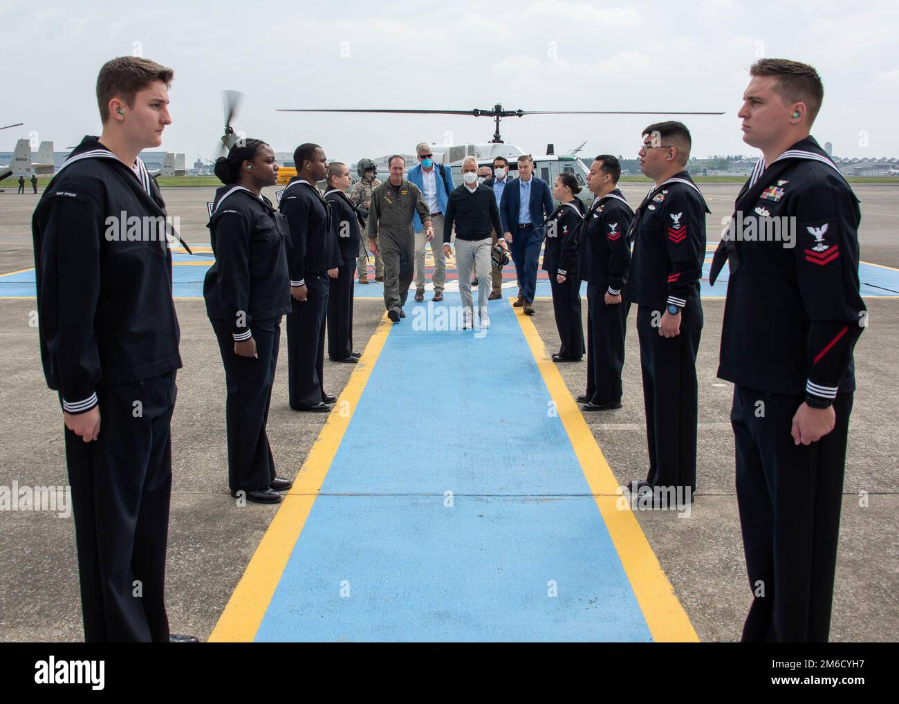 220423-N-DM318-1050 AERONAUTICA NAVALE ATSUGI, Giappone (23 aprile 2022) l'Honorable Rahm Emanuel, ambasciatore degli Stati Uniti in Giappone, arriva alla Naval Air Facility (NAF) Atsugi mentre si è in viaggio, per una visita ufficiale, verso la portaerei di classe Nimitz USS Abraham Lincoln (CVN-72). Naval Air Facility (NAF) Atsugi supporta la preparazione al combattimento di Commander, Carrier Air Wing FIVE (CVW 5), Helicopter Maritime Strike Squadron FIVE ONE (HSM-51) e altri 30 comandi locatari e fornisce supporto logistico, coordinamento e servizi alle unità assegnate al Pacifico occidentale. Foto Stock