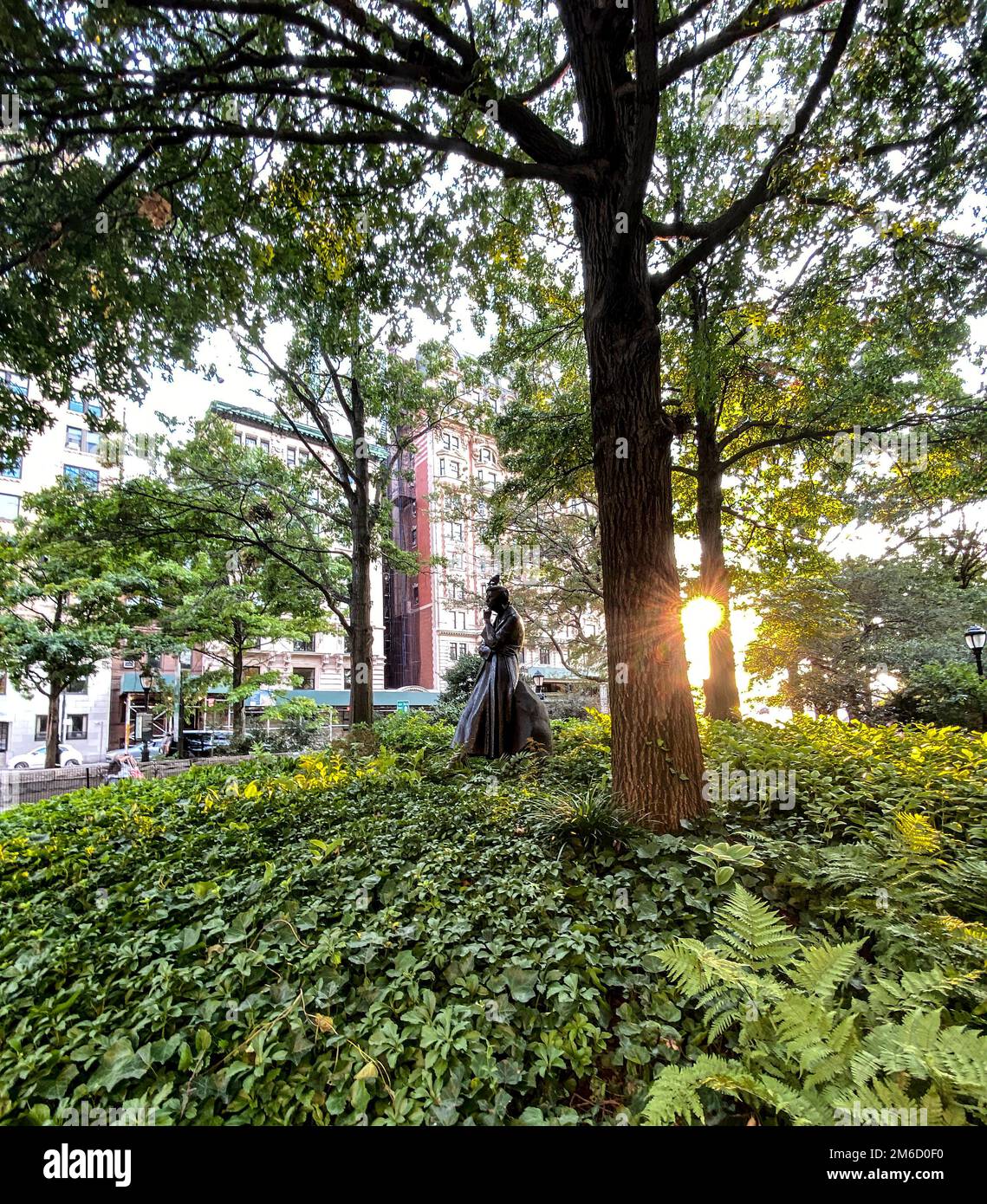 Riverside Park, NY, 9 settembre 2022 - Monumento Eleanor Roosevelt, tra alberi, uccelli in testa, sole che sbirciano tra gli alberi. Artista - Penelope Jencks. Foto Stock