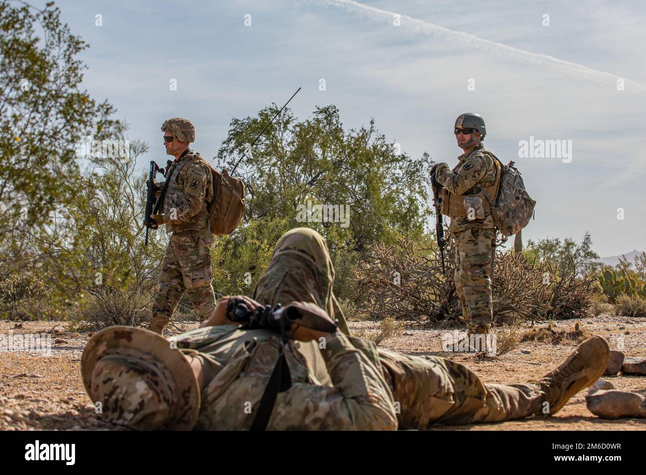 Ariz. Soldati della Guardia Nazionale dell'esercito con 1st battaglione, 158th reggimento della fanteria assicurano un sito di ritrasmissione del segnale dopo aver eliminato nozionalmente un membro di una forza avversaria (OPFOR) durante l'assalto aereo e l'addestramento della fanteria alla Riserva militare di Firenze, a Firenze, Ariz., 23 aprile 2022. Soldati provenienti da diverse origini e comunità si riuniscono per formare e rafforzare le competenze che si trasferiranno in scenari reali Foto Stock