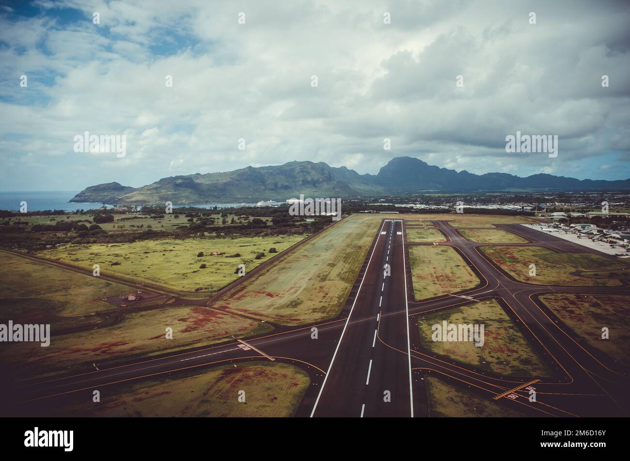 Strada di atterraggio che punta ad una delle cime di Kauai, Stati Uniti Foto Stock