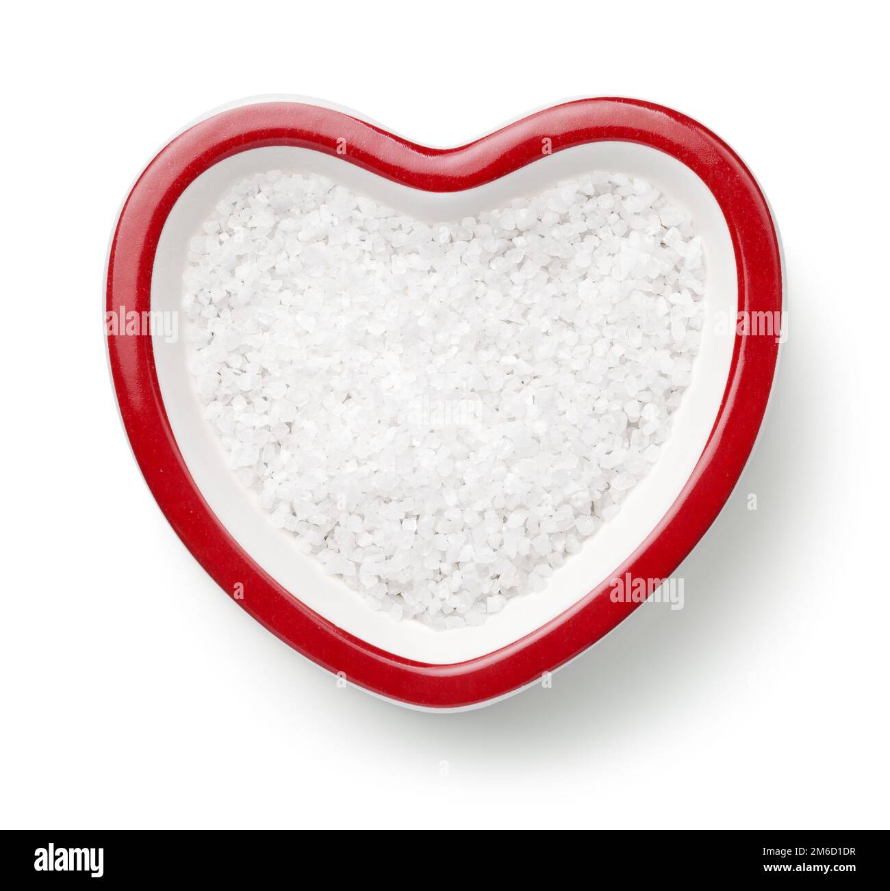 Sale in ciotola a forma di cuore isolato su sfondo bianco Foto Stock