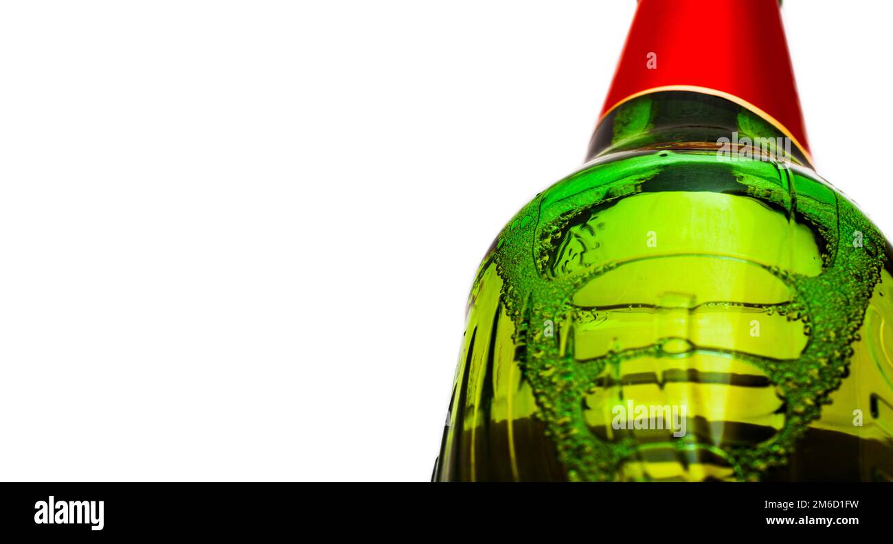 Bottiglia verde di birra primo piano isolata su bianco Foto Stock