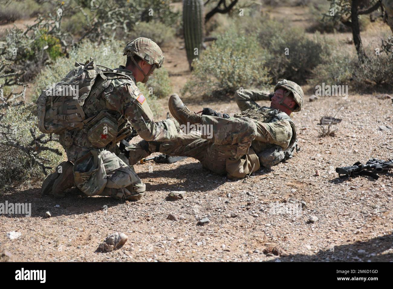 Ariz. Soldati della Guardia Nazionale dell'esercito con 1st battaglione, 158th reggimento della fanteria conducono assalti aerei e addestramento della fanteria alla Riserva militare di Firenze, in Ariz., 23 aprile 2022. Soldati provenienti da diverse origini e comunità si riuniscono per formare e rafforzare le competenze che si trasferiranno in scenari reali Foto Stock
