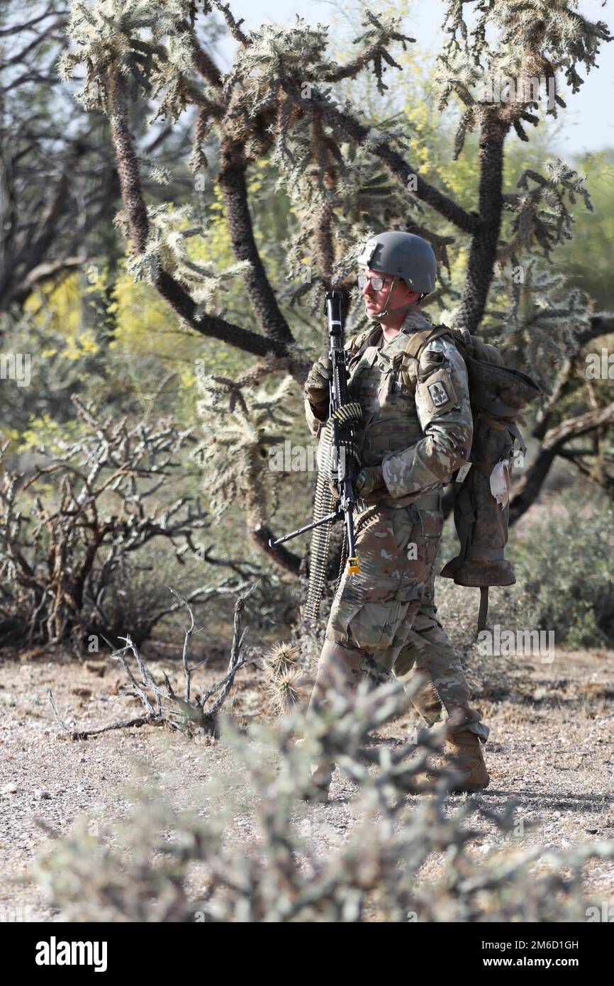 Ariz. Soldati della Guardia Nazionale dell'esercito con 1st battaglione, 158th reggimento della fanteria conducono assalti aerei e addestramento della fanteria alla Riserva militare di Firenze, in Ariz., 23 aprile 2022. Soldati provenienti da diverse origini e comunità si riuniscono per formare e rafforzare le competenze che si trasferiranno in scenari reali Foto Stock