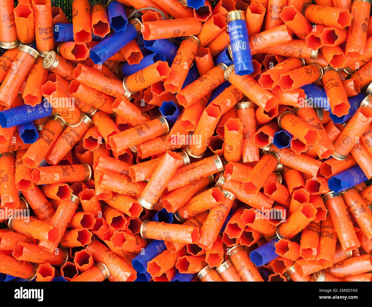 Sfondo di molti proiettili colorati sparati vuoti fucili Foto Stock