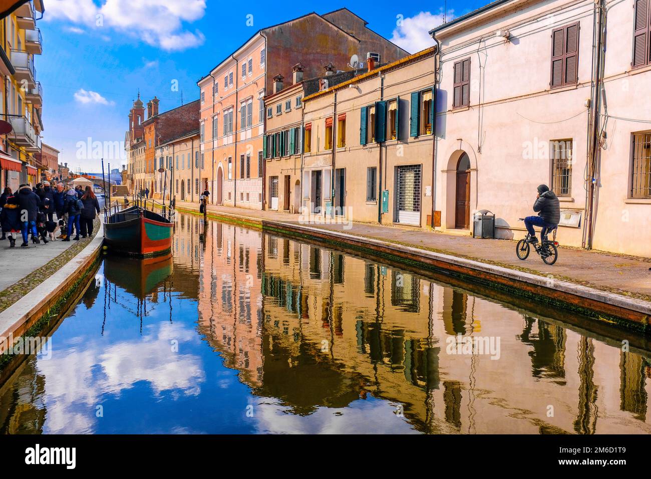 Comacchio vale provincia Ferrara Emilia Romagna escursioni in bicicletta in Italia cielo blu su canal Foto Stock