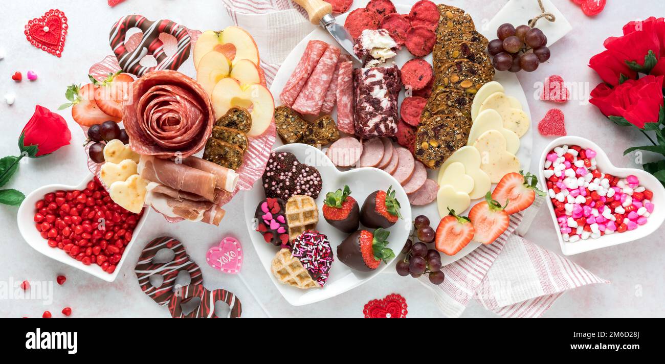 Un'organizzazione di salumi per San Valentino con salumi, formaggi e dolci  Foto stock - Alamy