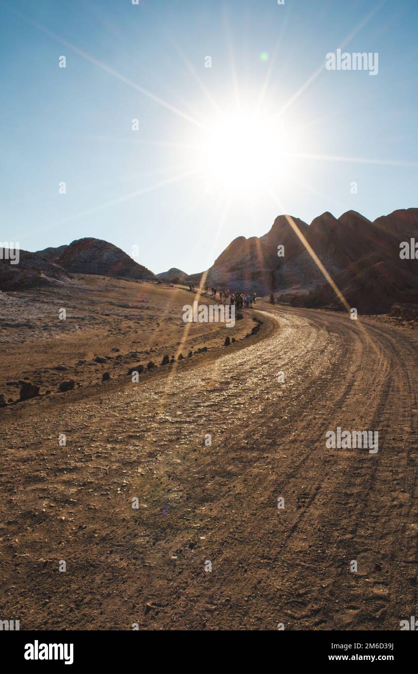 Strada di sabbia con collina sullo sfondo del deserto di Atacama, Cile Foto Stock