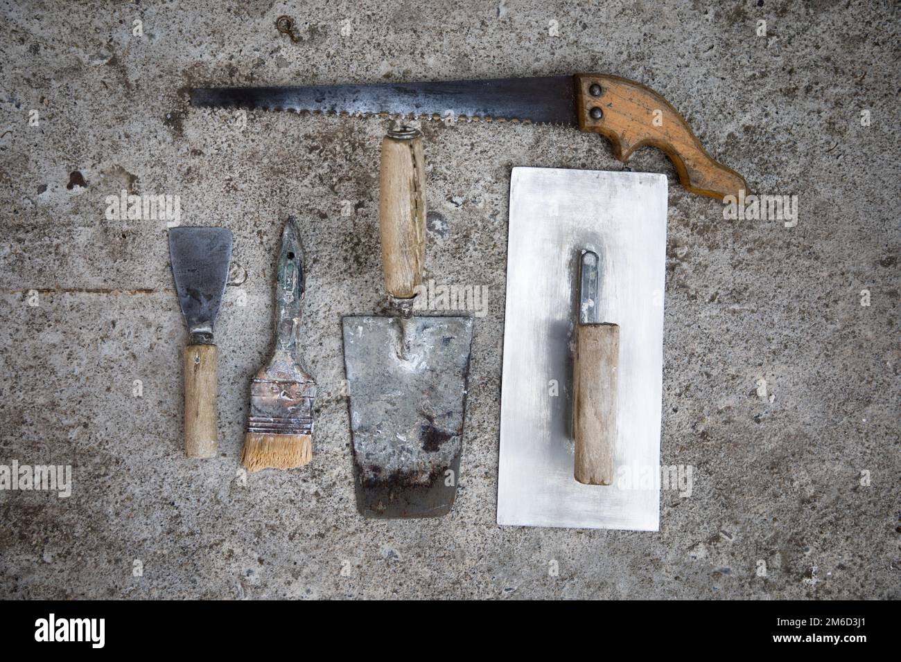 Vecchi strumenti di muratura, costruzione in muratura della malta di cemento utensili. Foto Stock