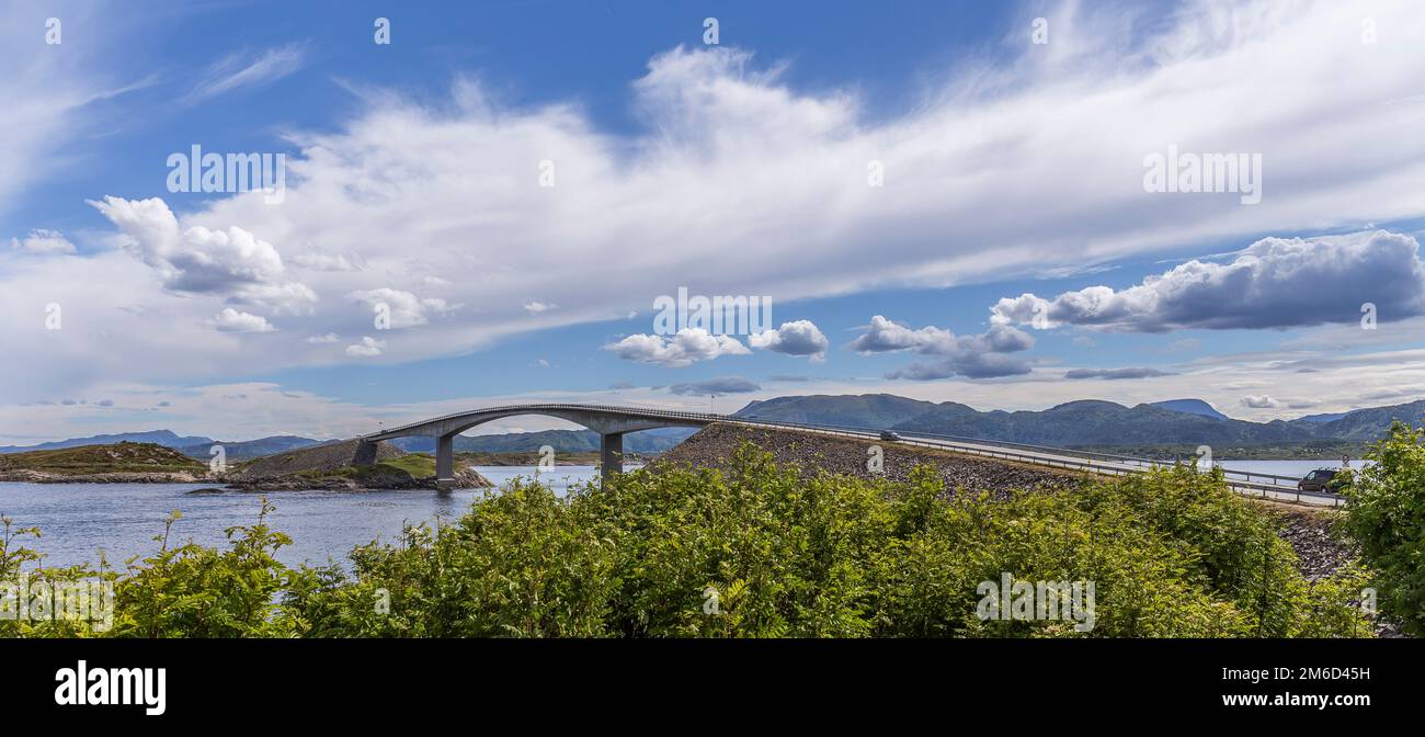 Ponte di Atlantic Ocean Road e paesaggio della costa norvegese Foto Stock