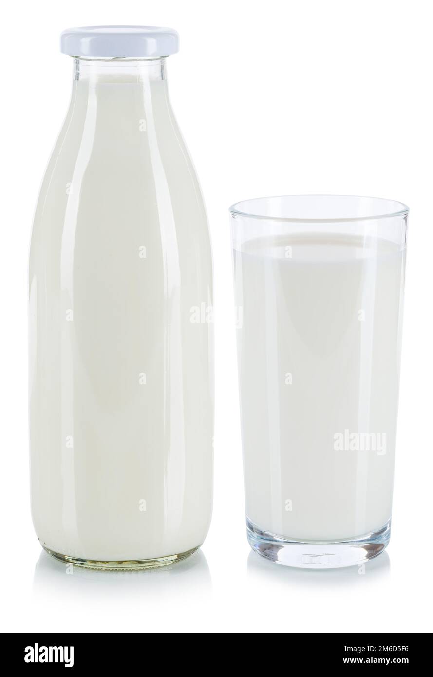 Bicchiere di latte fresco e bottiglia isolato su bianco Foto Stock