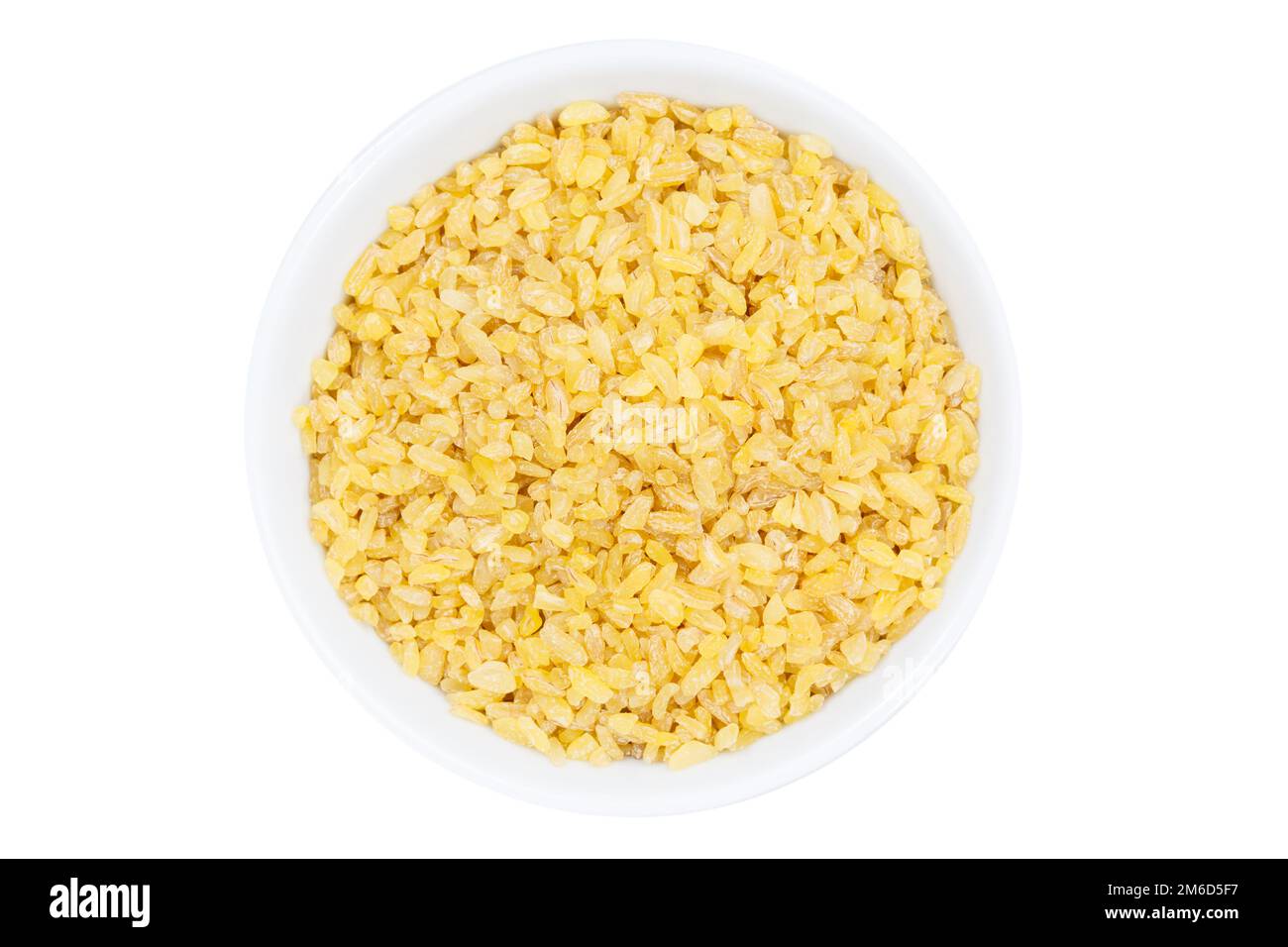 Grani di grano di bulgur da ciotola superiore isolato su bianco Foto Stock
