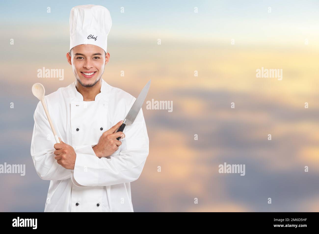 Cuoco che cucinano formazione giovane uomo maschio lavoro copyspace copia spazio Foto Stock