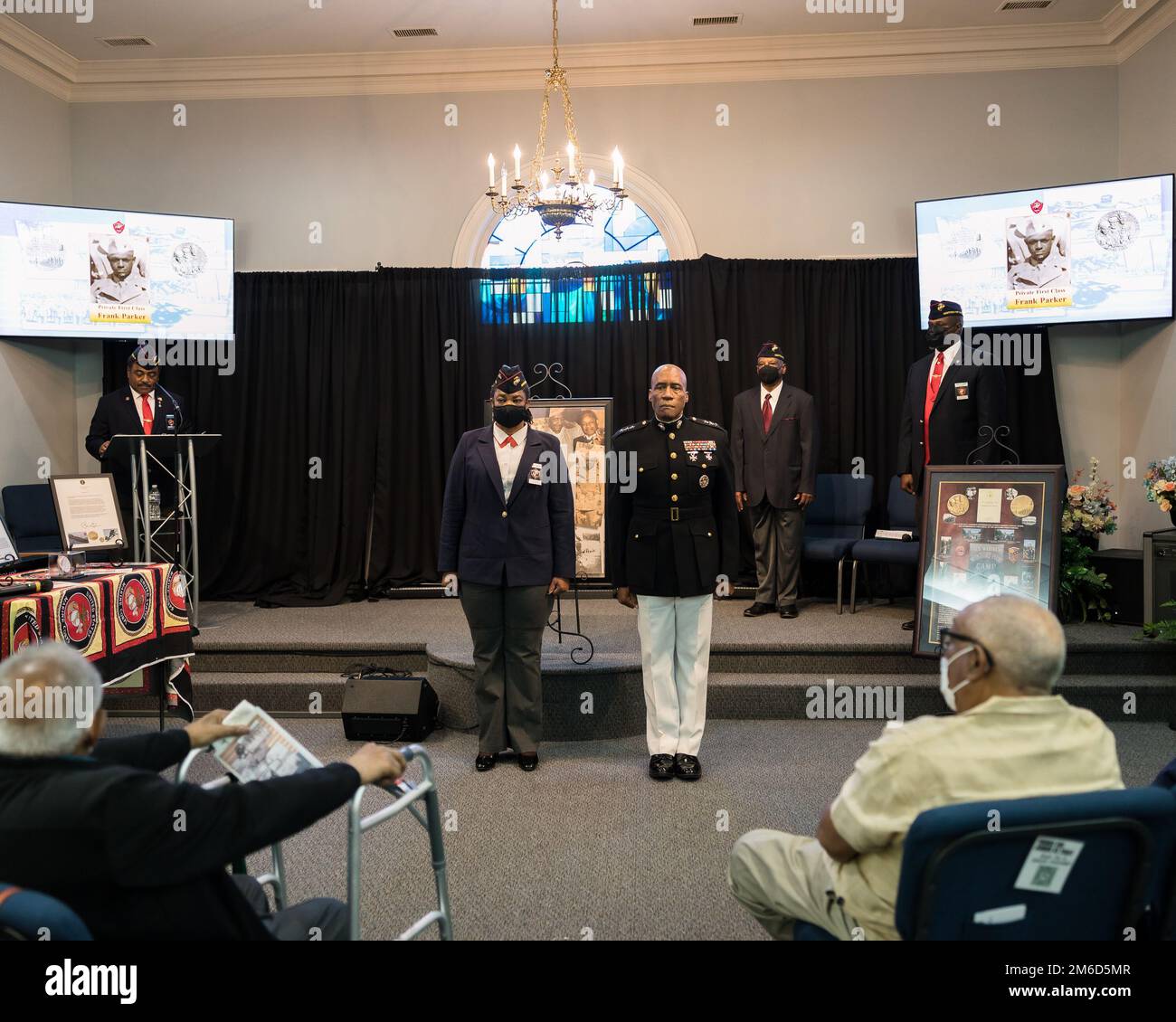 STATI UNITI Michael E. Langley, il comandante della flotta Marine Force, Atlantic, Marine Forces Command, Marine Forces Northern Command, al centro a destra, si trova a parte la signora Johnnie Jackson, USMC, Ret., al centro a sinistra, Come premiazione gli onori sono stati letti in una cerimonia ospitata dalla National Montford Point Marines Association (NMPMA), Tidewater Virginia Chapter 14, alla New Jerusalem Ministries Church, Virginia Beach, VA, il 23 aprile 2022. Durante la cerimonia, prima classe privata Frank Edward Parker Jr., un americano Marine Corps veterano e laureato del campo separato di Montford Point in Foto Stock