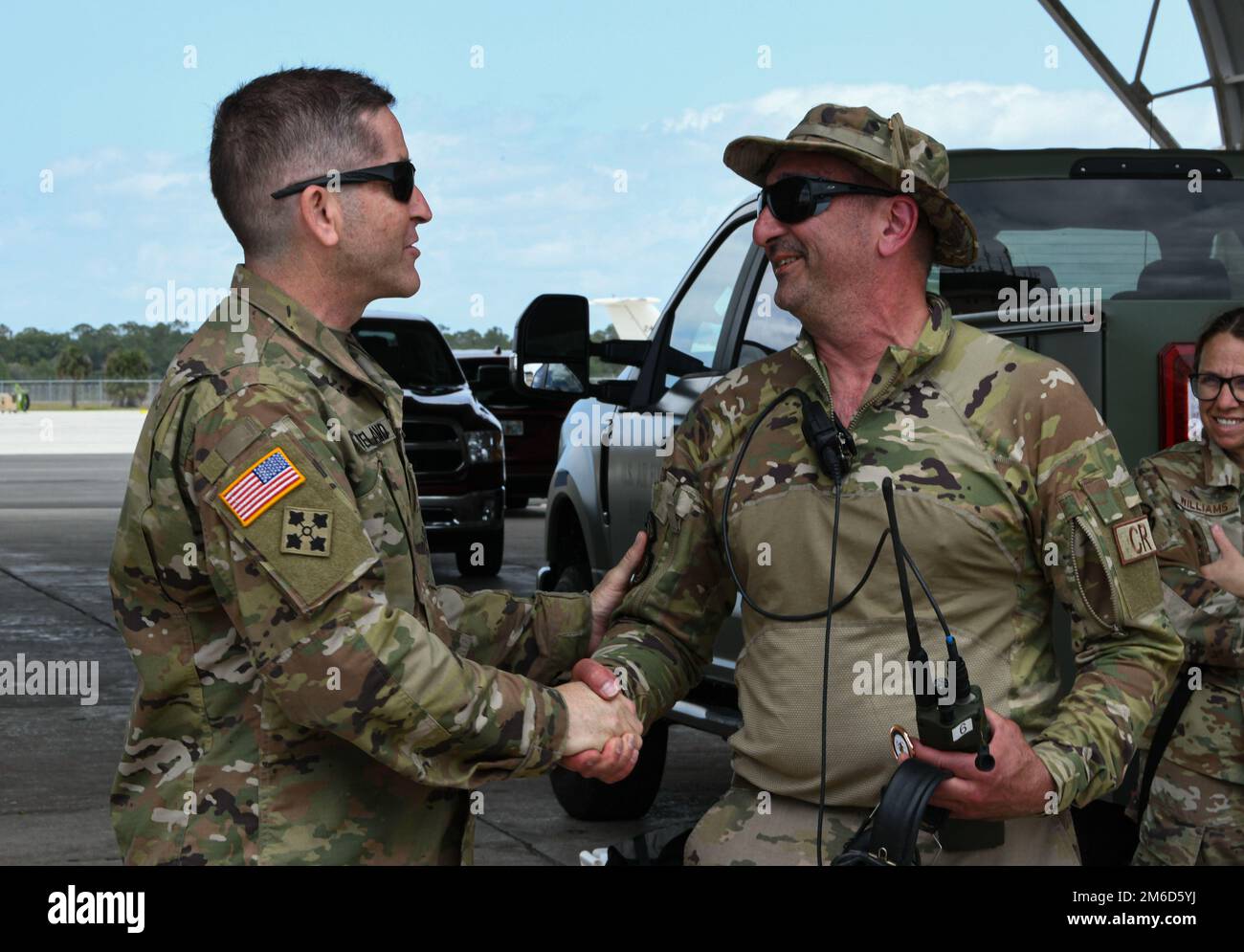 STATI UNITI John Huffman, un dirigente del campo aereo assegnato al volo di risposta di contingenza 172d, 172d Airlift Wing, Mississippi Air National Guard, riceve una moneta dagli Stati Uniti Esercito Brig. Gen. Michael Cleveland, comandante, 66th comando della truppa, Mississippi Army National Guard, per la sua eccellente performance durante Southern Strike 2022 ad Avon Park, Florida, 23 aprile 2022. Southern Strike 2022 consente ai partecipanti di creare partnership e mantenere la preparazione al combattimento per le future missioni. Foto Stock