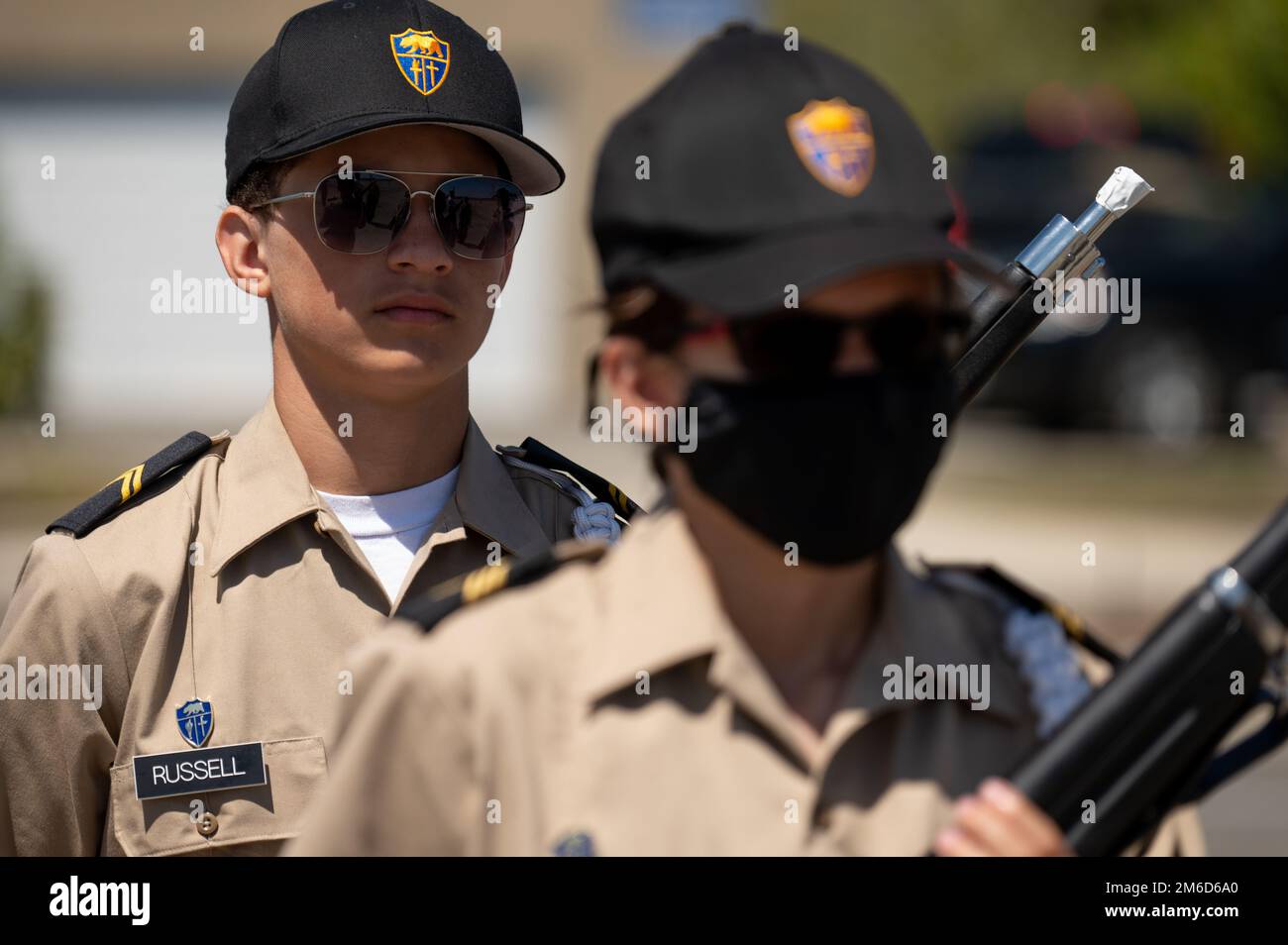 Justin Russell, del 277th° Battaglione della Tropico Middle School, Durante il concorso di perforazione statale del corpo, il 23 aprile 2022, presso la base di addestramento delle forze armate di Los Alamitos, California. California Cadet Corps è un programma di sviluppo della leadership giovanile basato su scuole gestito dalla Task Force Torch del Dipartimento militare della California, che si concentra sui programmi per i giovani e le comunità. Foto Stock