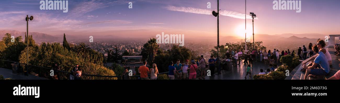 Tramonto sbalorditivo vista panoramica della città di Santiago del Cile dal Cerro San Cristobal, Cile Foto Stock