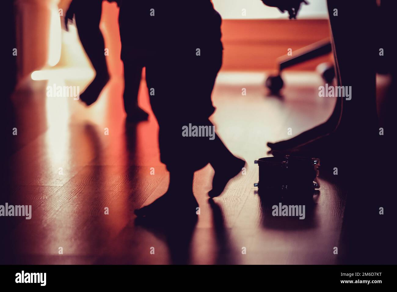 Madre e bambini a piedi nudi a giocare a casa Foto Stock