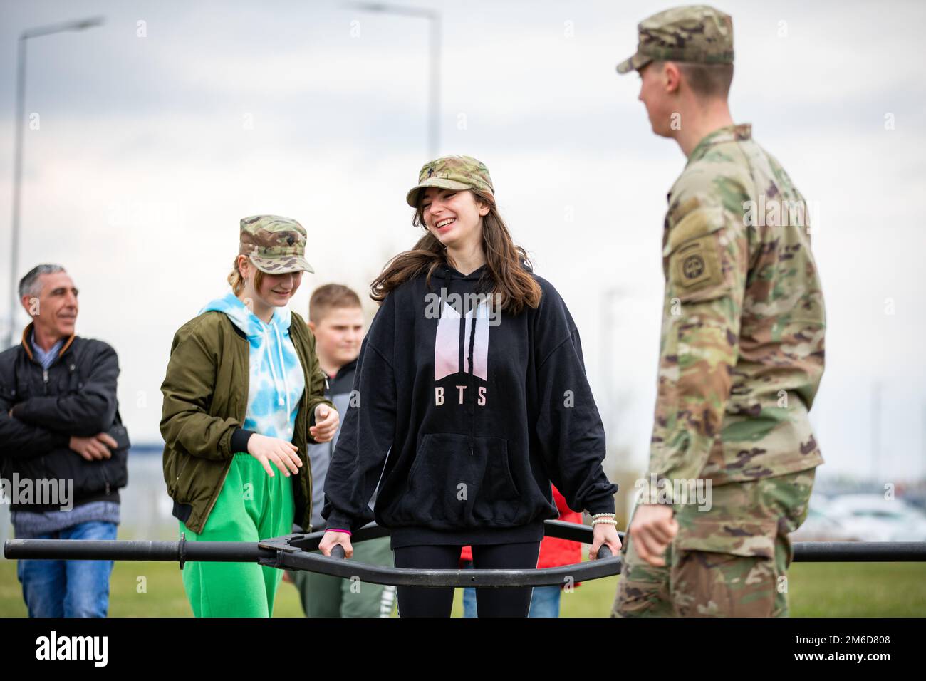 I paracadutisti assegnati alla 82nd Divisione Airborne trascorrono un pomeriggio con i bambini di un orfanotrofio locale a Rzeszów, Polonia, 23 aprile 2022. I bambini hanno partecipato a un test di idoneità al combattimento dell'esercito modificato, a un camo face painting, a tour UH-60 e CH-47, tra le altre attività. Foto Stock