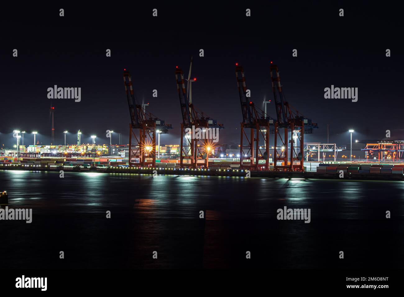 Contenitore Gantry cranes nel porto di Amburgo di notte Foto Stock