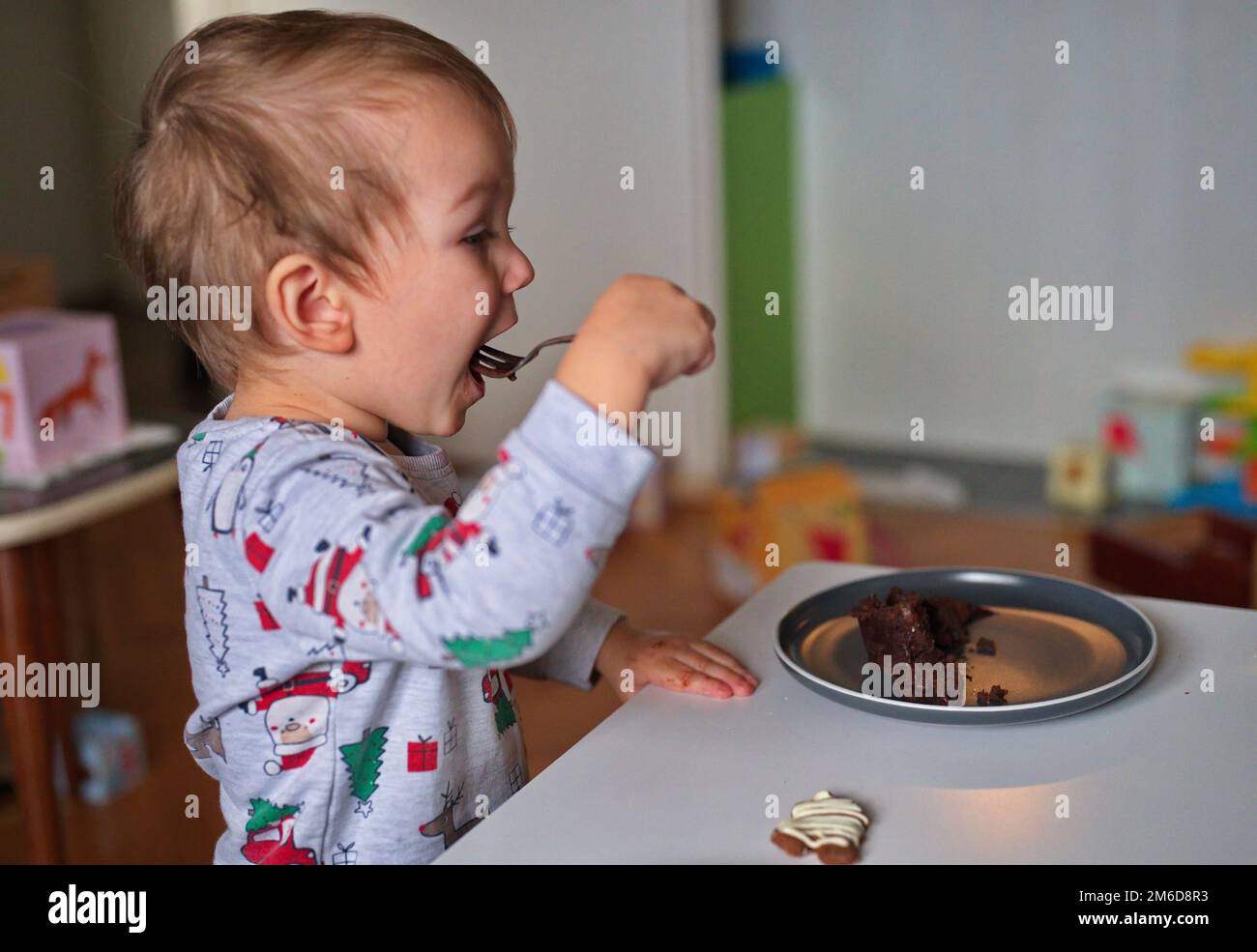 Ritratto di ragazzo carino mangiare dessert con un cucchiaio Foto Stock
