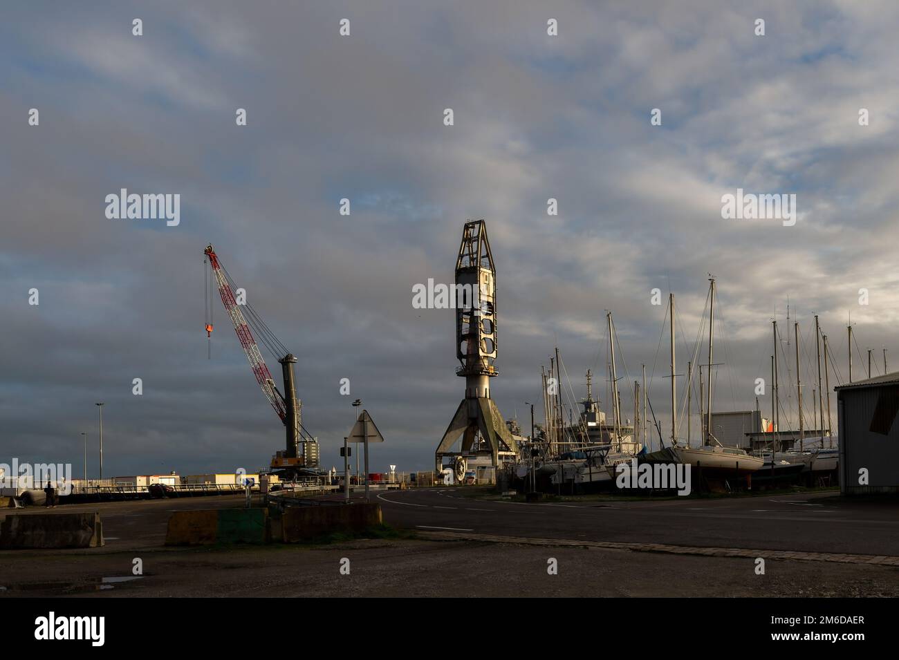 Saint-Nazaire, Loire Atlantique, Francia. 25th Dec, 2022. Una vecchia gru nel mezzo del Chantiers de l'Atlantique nel porto di Saint-Nazaire (Loire-Atlantique) nonostante gli annunci ottimistici del governo francese, che prevede una crescita del 1% nel 2023, l'attività economica dovrebbe rallentare nei prossimi mesi, secondo gli economisti. A Saint-Nazaire (Loire-Atlantique), le compagnie Airbus e Chantiers de l'Atlantique hanno un portafoglio ordini sufficientemente grande per evitare una possibile recessione. (Credit Image: © Laurent Coust/SOPA Images via ZUMA Press Wire) Foto Stock