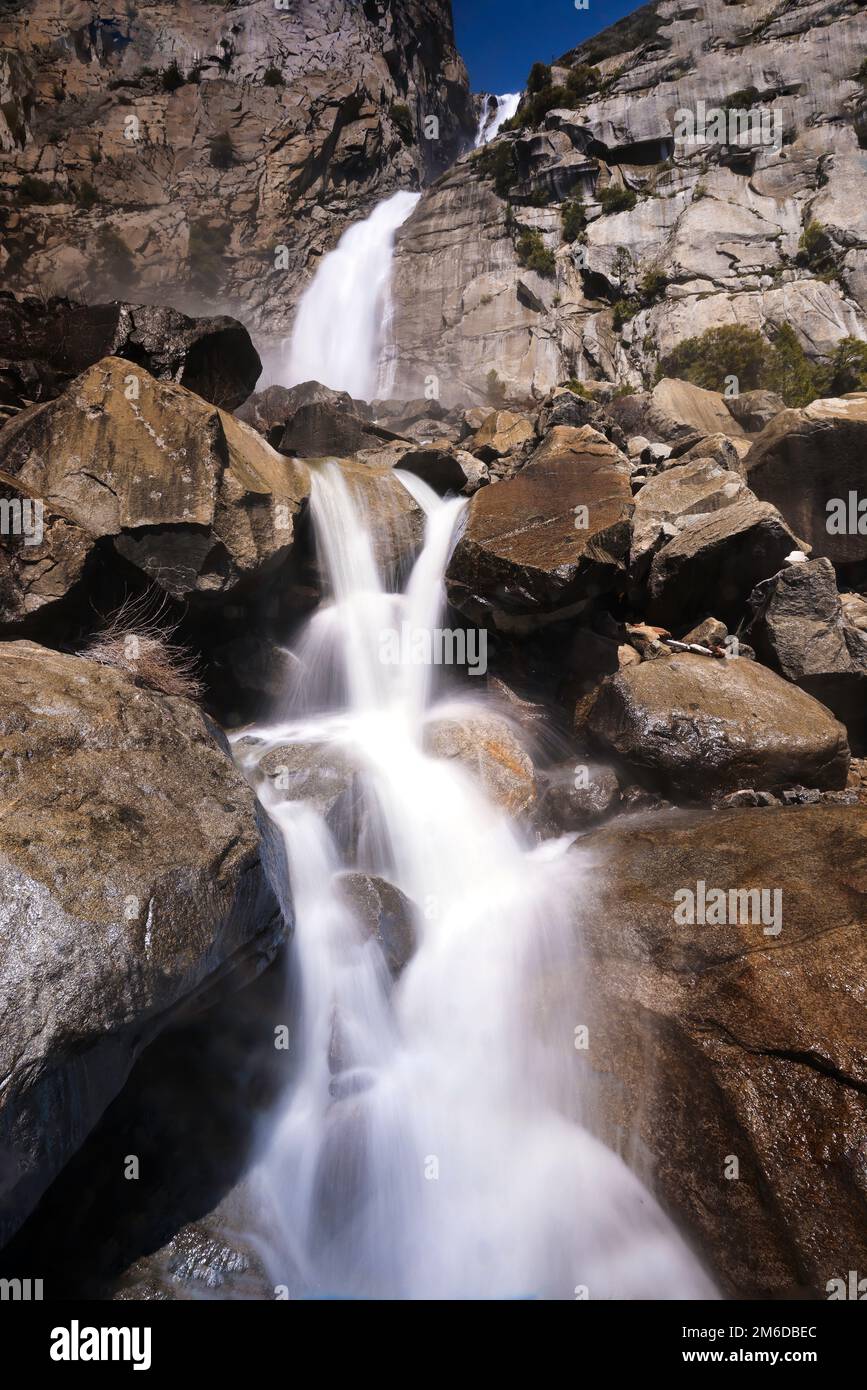 Paesaggio della cascata di Wapama che cade sulle rocce mentre cade al bacino idrico di Hetch Hetchy nel Parco Nazionale di Yosemite. Foto Stock