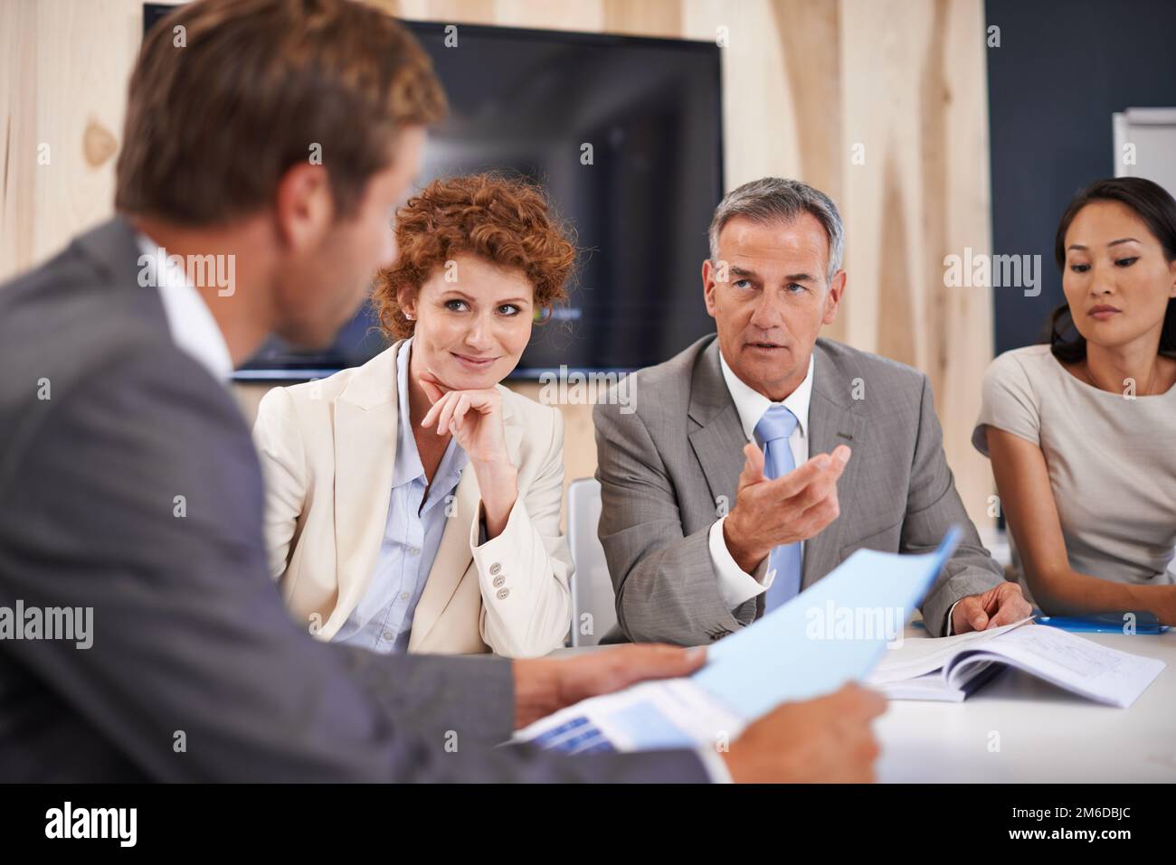 Prendere importanti decisioni aziendali. un gruppo di uomini d'affari in una sala riunioni. Foto Stock