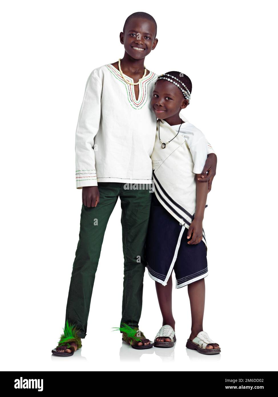 Possiamo sempre contare gli uni sugli altri. Studio di due affettuosi fratelli africani su sfondo bianco. Foto Stock