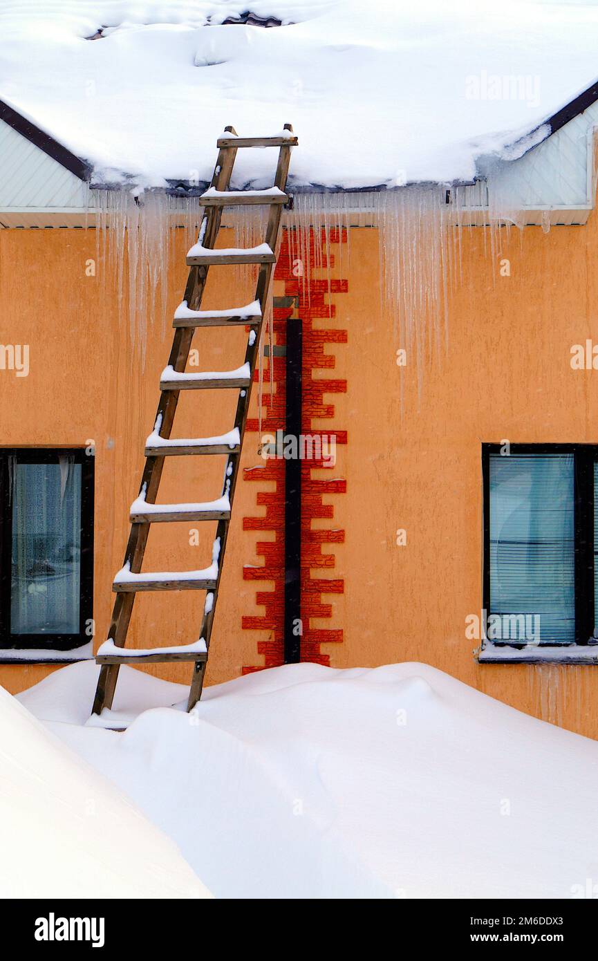 Molta neve si trova in un edificio residenziale e grandi nevicate intorno. Foto Stock