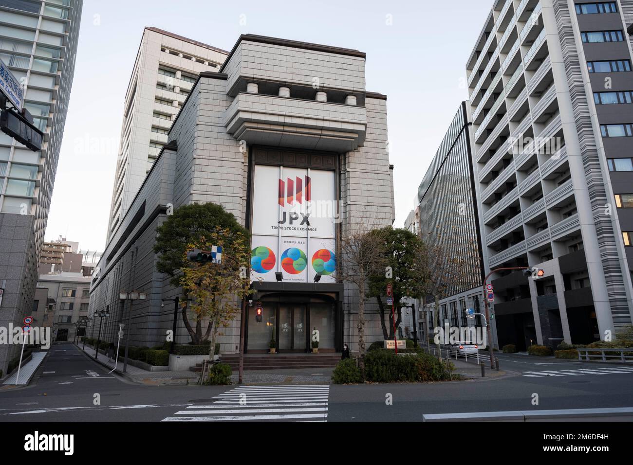 Tokyo, Giappone. 3rd Jan, 2023. La Borsa di Tokyo (JPX, TSE/TYO), la terza  più grande borsa al mondo a Nihombashi. (Æ±äº¬è¨¼åˆ¸å-å¼•Æ€).Japanese Yen  (JPY) Steward, governatore della Banca del Giappone Haruhiko Kuroda ha