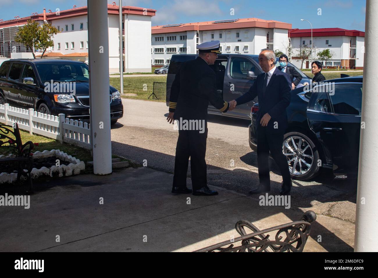 STAZIONE NAVALE ROTA, Spagna (25 aprile 2022) Stazione navale Rota comandante ufficiale, il capitano David Baird saluta l’ambasciatore giapponese in Spagna, sua Eccellenza Kenji Hiramatsu, durante la sua visita all’installazione. La Stazione Navale Rota sostiene la flotta, abilita il combattente e sostiene la famiglia conducendo operazioni aeree, operazioni portuali, garantendo sicurezza e sicurezza, assicurando la qualità della vita e fornendo i servizi fondamentali di energia, acqua, carburante e tecnologia dell'informazione. Foto Stock