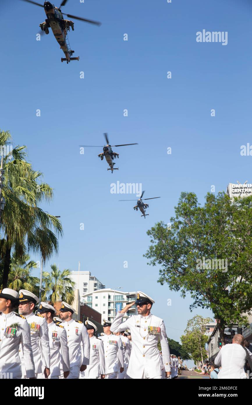 I membri della Royal Australian Navy marciano in una parata in onore dell'Australian and New Zealand Army Corps (ANZAC) Day a Darwin, NT, Australia, 25 aprile 2022. Le cerimonie e le celebrazioni del giorno dell'Anzac sono state organizzate per commemorare la prima grande azione militare combattuta dalle forze australiane e neozelandesi durante la prima guerra mondiale, e per unirsi in riconoscimento dei sacrifici e del servizio delle forze dell'ANZAC. Foto Stock