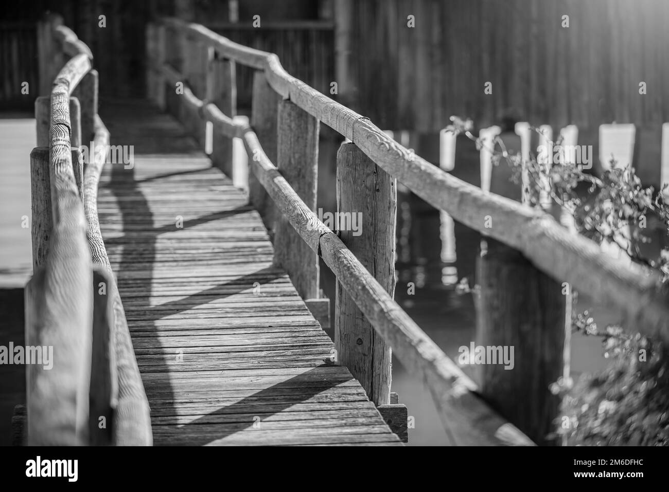 Vecchio ponte di legno al lago Foto Stock