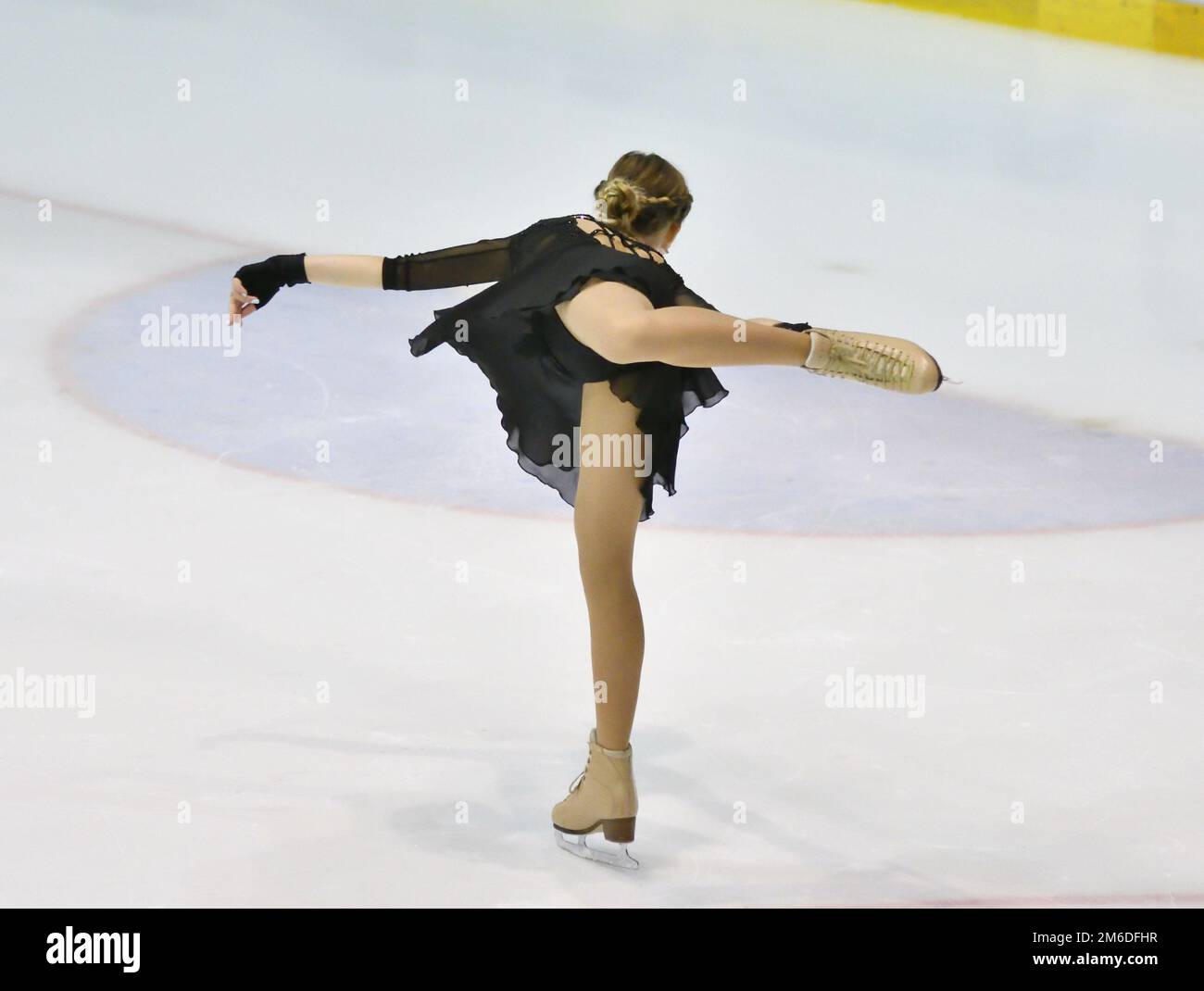 Pattinatore ragazza pattina sull'arena di sport del ghiaccio Foto Stock