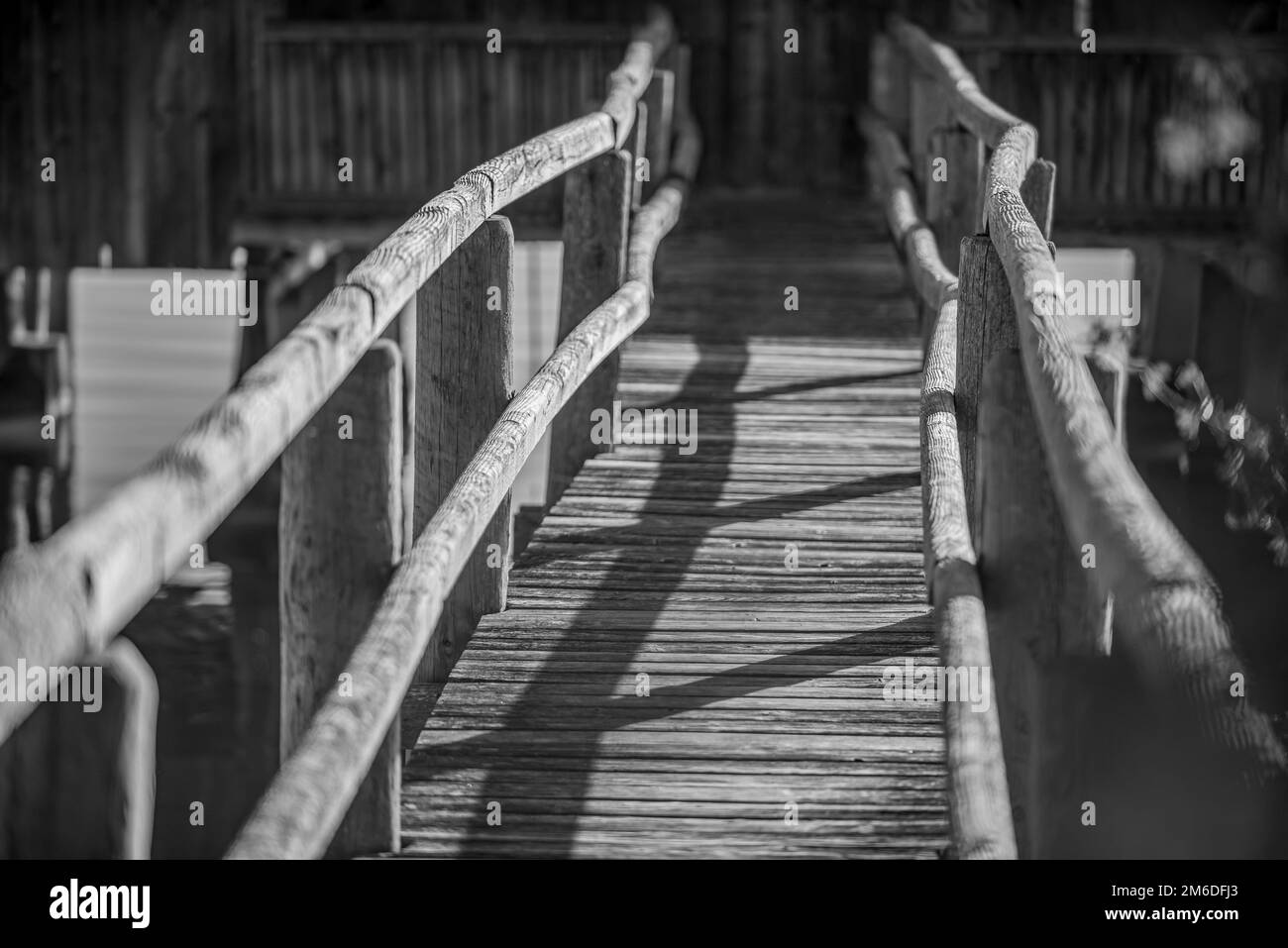 Il vecchio ponte di legno - in bianco e nero Foto Stock