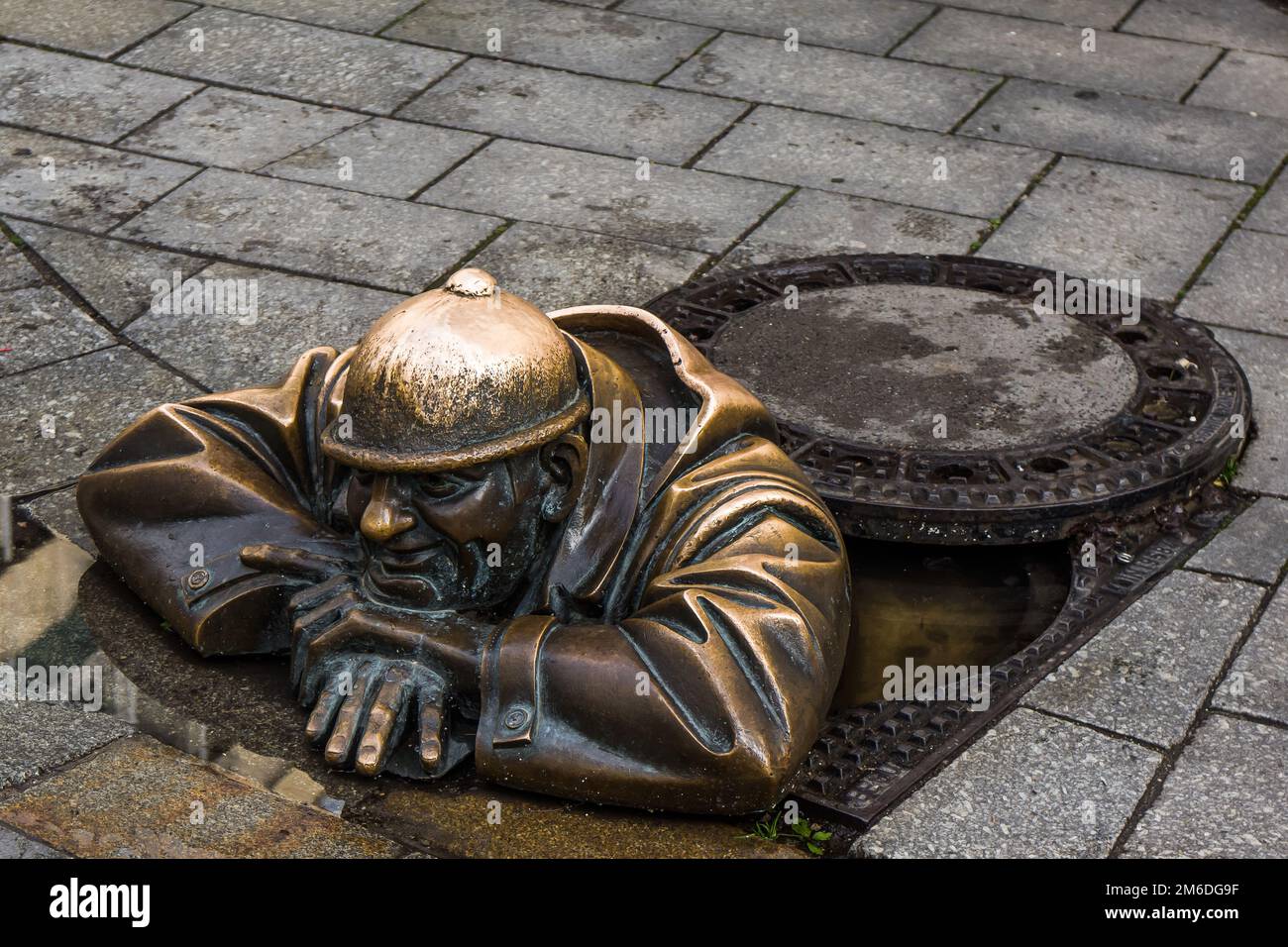 Uomo a vista sul lavoro nel centro storico di bratislava Foto Stock