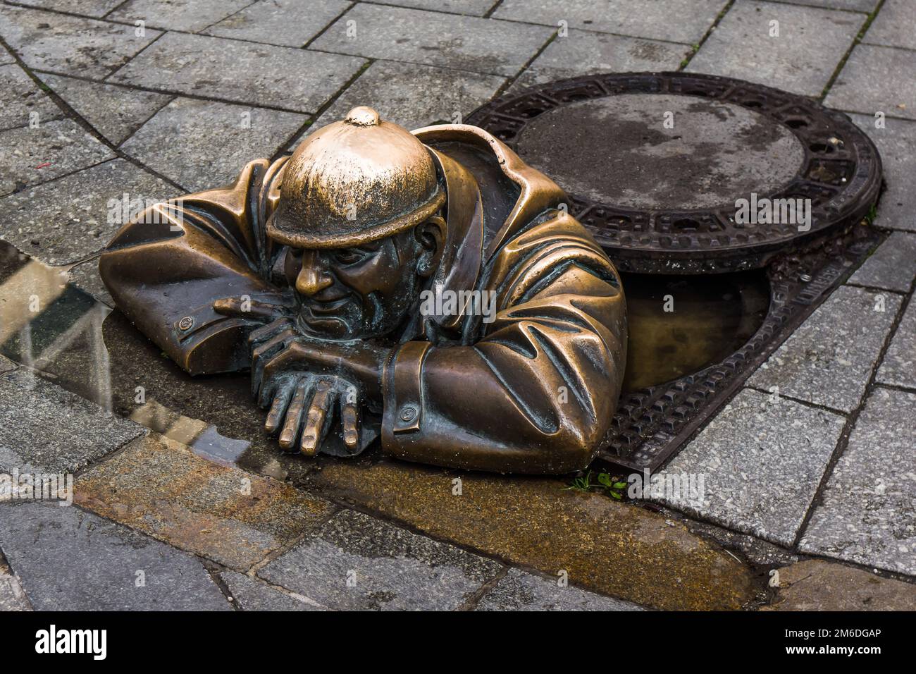 Uomo al lavoro punto di riferimento nel centro storico di bratislava Foto Stock