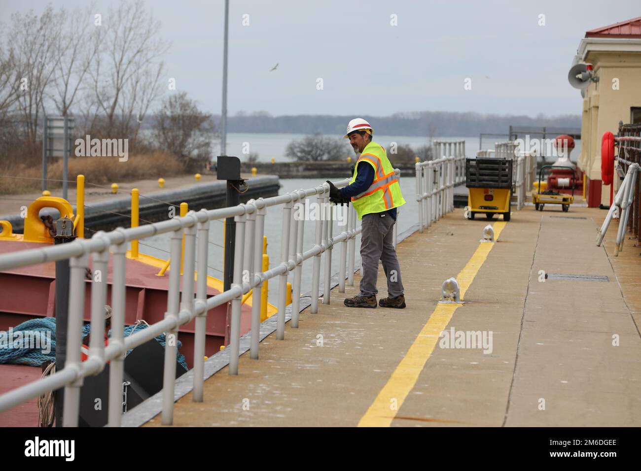 STATI UNITI Corpo dell'esercito degli ingegneri di Lock e Dam Operator Scott Newman mette la ringhiera di sicurezza lungo le pareti della serratura di Black Rock a Buffalo, New York, 25 aprile 2022. I membri del team, come Newman, garantiscono un funzionamento sicuro della serratura, che consente il passaggio di imbarcazioni commerciali e imbarcazioni da diporto dal porto di Buffalo al fiume Niagara. Foto Stock