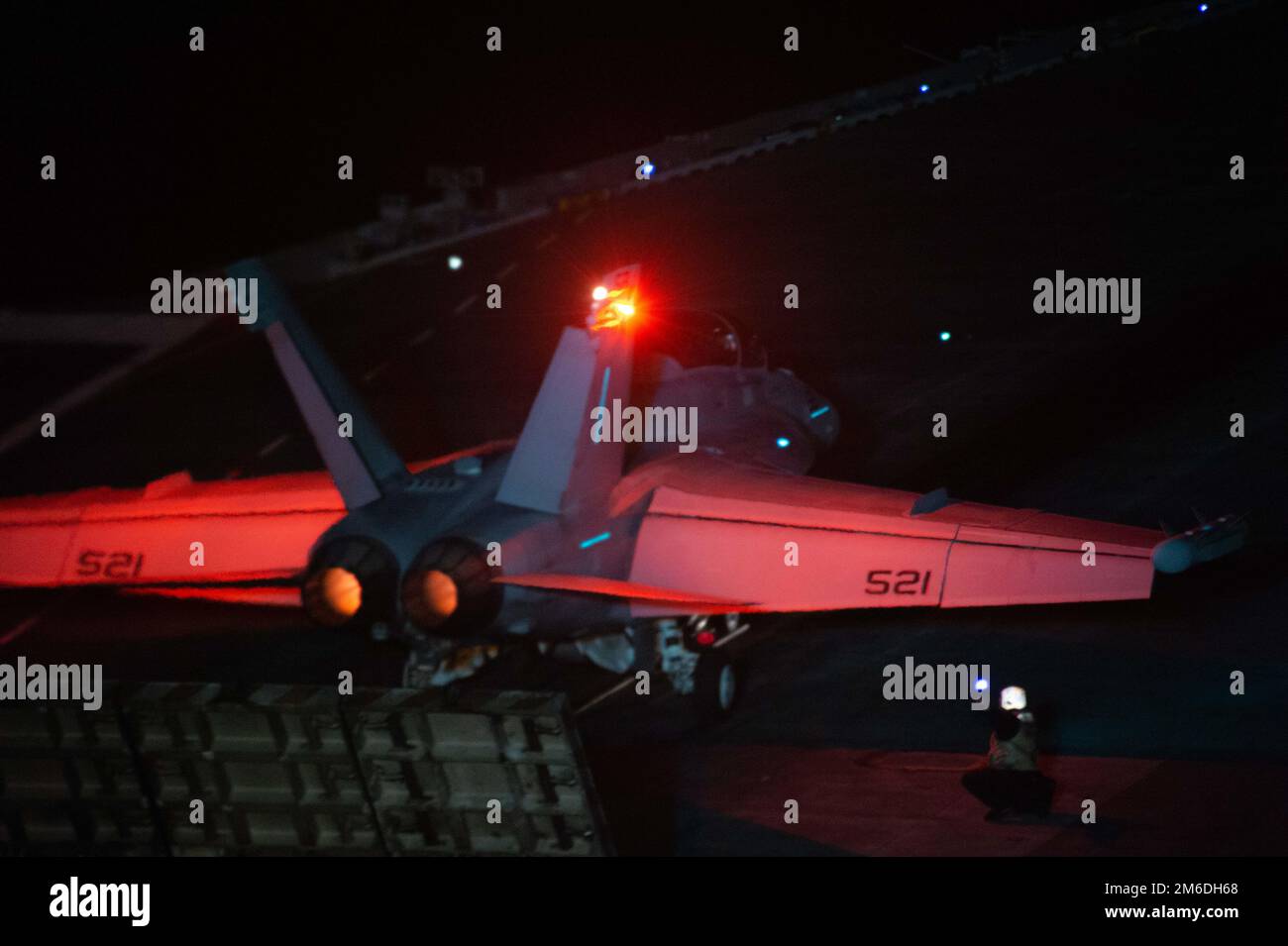 220426-N-EE352-1239 OCEANO PACIFICO (26 aprile 2022) un EA-18G Growler, assegnato ai “Vichinghi” di Electronic Attack Squadron (VAQ) 129, si prepara a partire dal ponte di volo della portaerei di classe Nimitz USS Carl Vinson (CVN 70), aprile 26. Vinson sta attualmente conducendo operazioni marittime di routine nell'Oceano Pacifico. Foto Stock