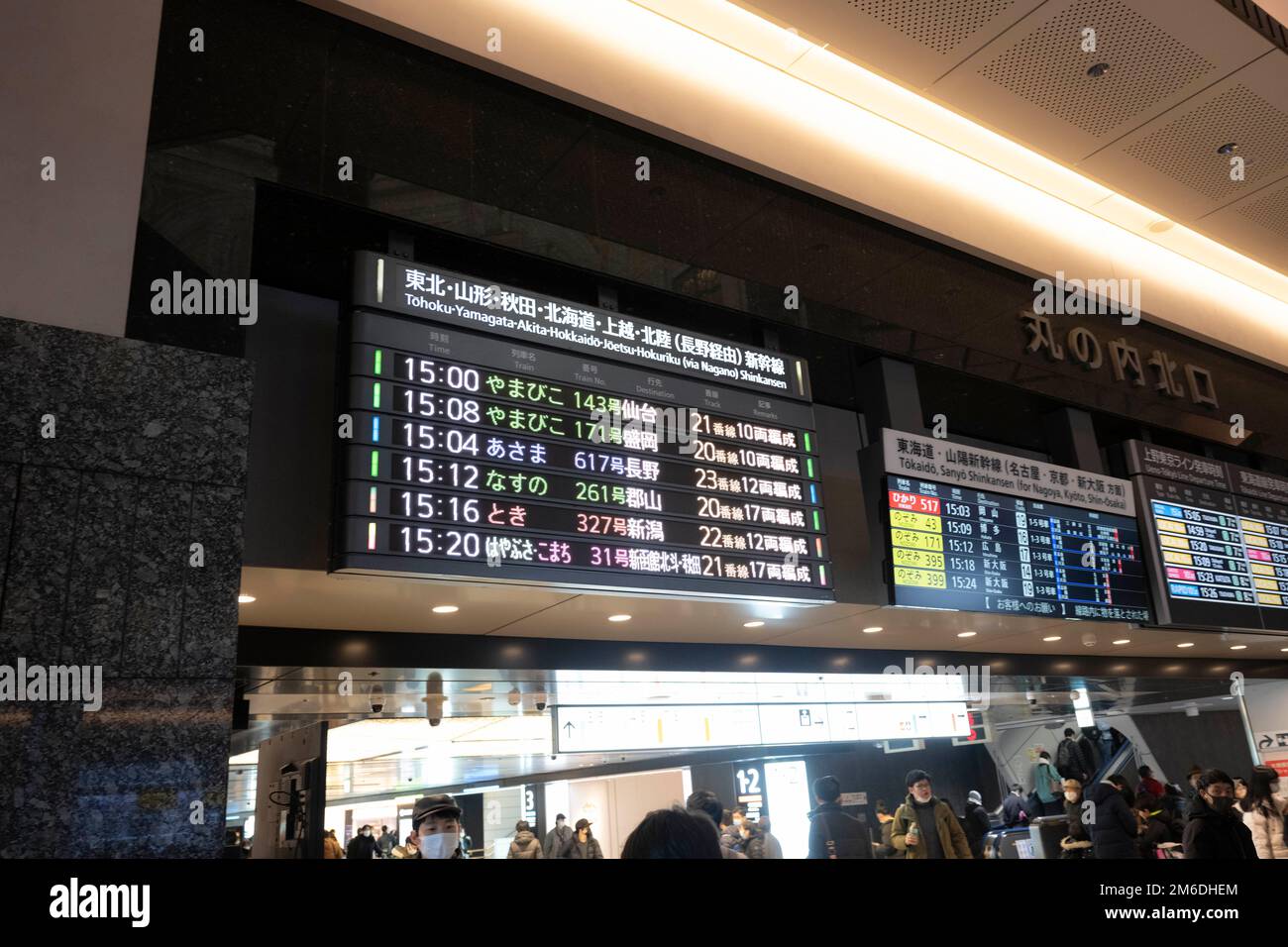 Tokyo, Giappone. 3rd Jan, 2023. Gli orari di partenza di Shinkansen per Hiroshima, Okayama, Hakata e Shin-Osaka nella stazione di Tokyo (Æ±äº¬é§…), la stazione centrale interurbana sulla rete ferroviaria ad alta velocità giapponese Shinkansen per JR East e JR Central, nel quartiere degli affari di Marunouchi vicino ai giardini del Palazzo Imperiale con turisti, pendolari, Viaggiatori d'affari e turisti che passano attraverso.Japanese Yen (JPY) steward, governatore della Banca del Giappone Haruhiko Kuroda ha raddoppiato il tetto di interesse sulle obbligazioni a 10 anni su un programma di stimolo per aumentare il valore del giapponese Yen su forei Foto Stock