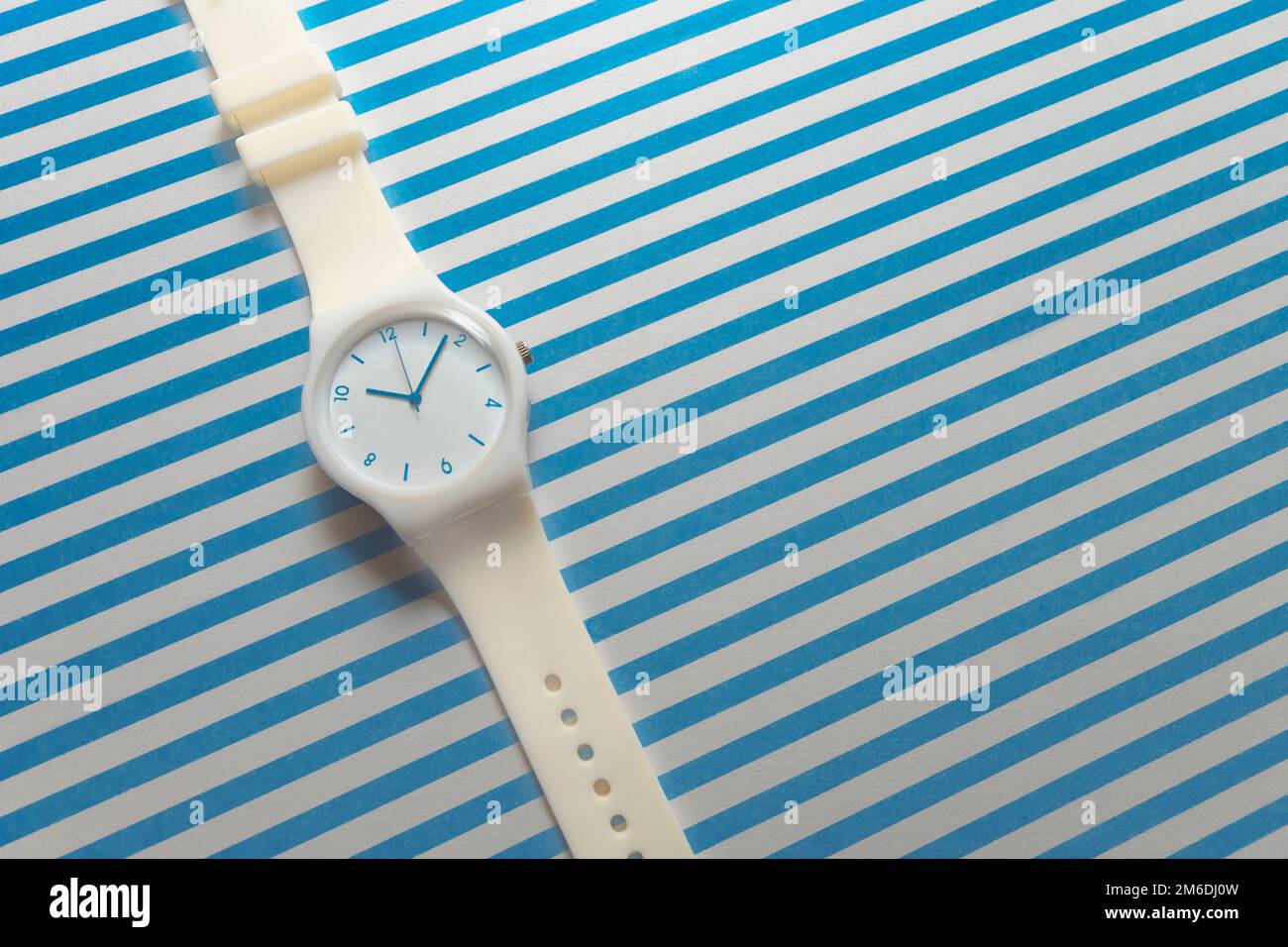 Orologi bianco femmina sul backgroun bianco-blu. Foto Stock