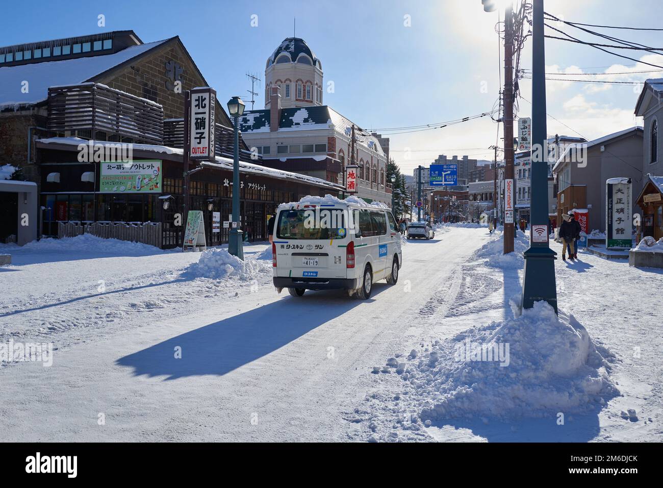 Otaru, Giappone - 19 dicembre 2022 : strade innevate di Otaru. Otaru è popolare attrazioni turistiche a Hokkaido, Giappone Foto Stock