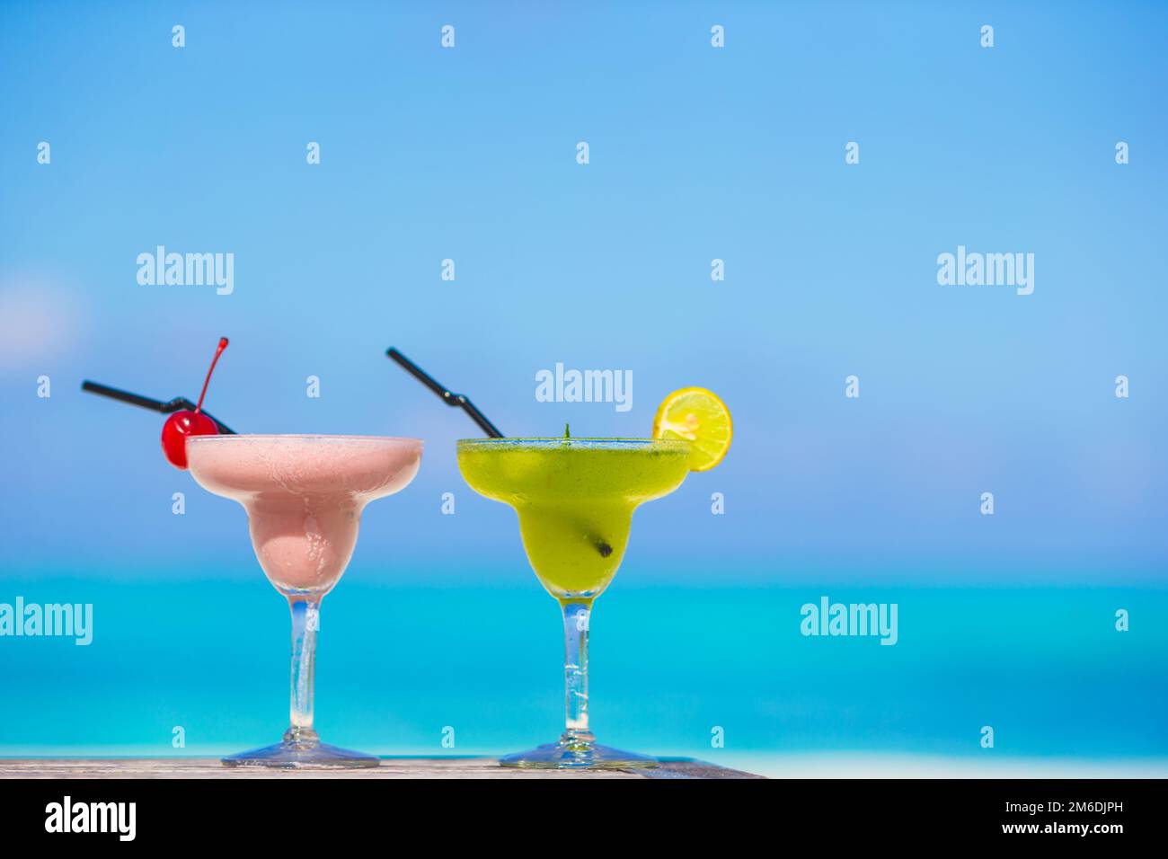 Due gustosi cocktail tropicale sulla spiaggia di sabbia bianca Foto Stock