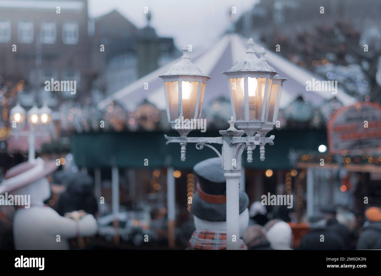 Fiera di Natale, lanterna vintage e pupazzi di neve Foto Stock