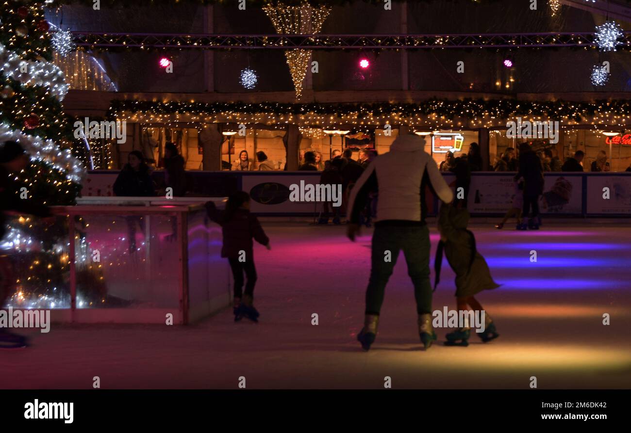 Pista di pattinaggio su ghiaccio natalizia per tutti Foto Stock