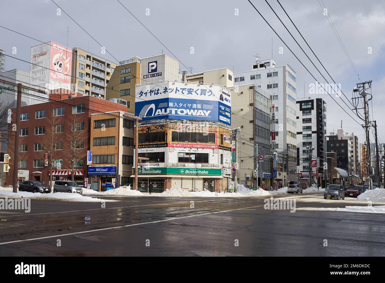 Hokkaido, Giappone - 20 dicembre 2022 : Sapporo Downtown Street in inverno, Hokkaido Foto Stock