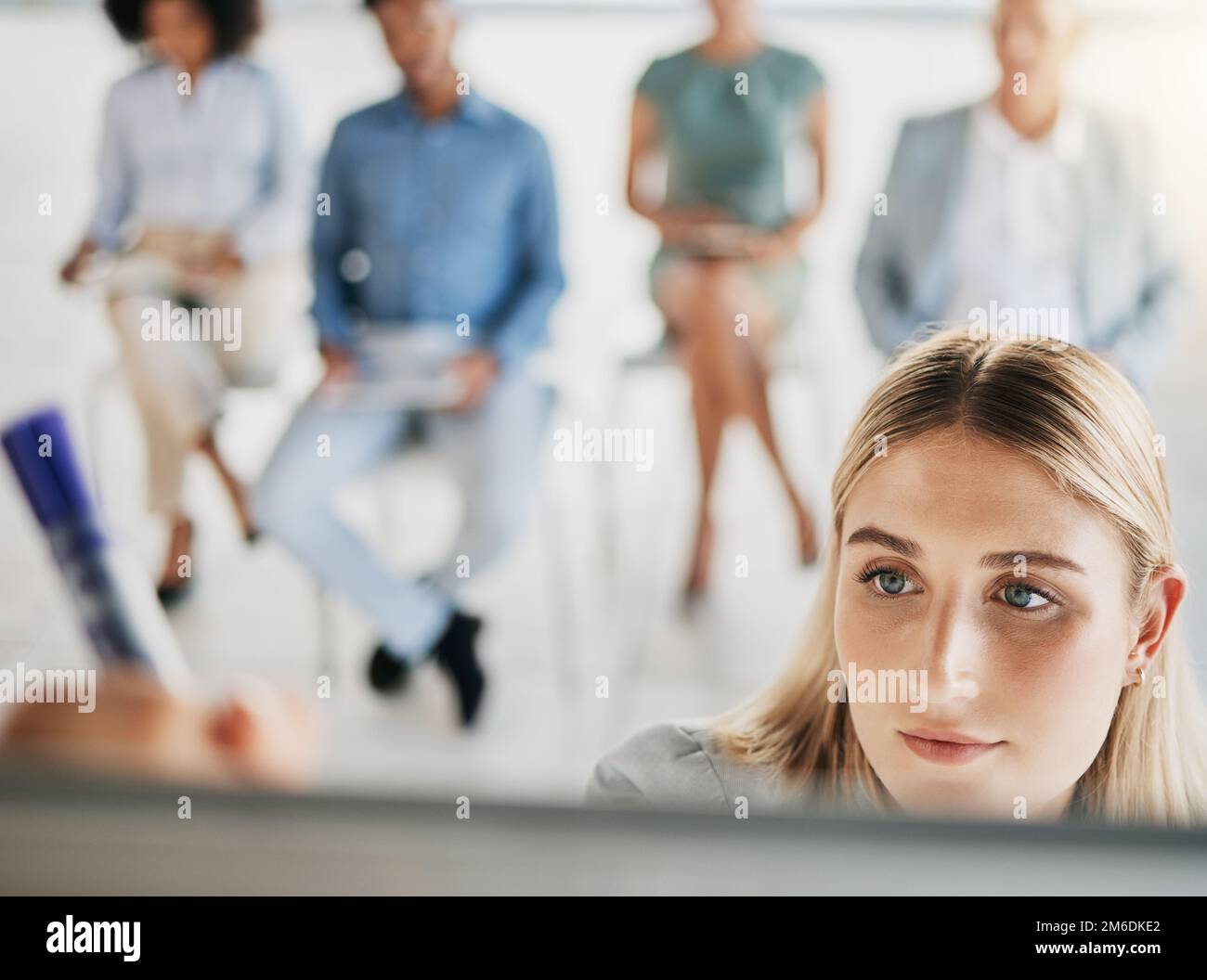 Presentazione, scrittura e donna d'affari in riunione per la pianificazione delle vendite, pubblicità e strategia di marketing. Leadership, formazione e dipendente femminile Foto Stock