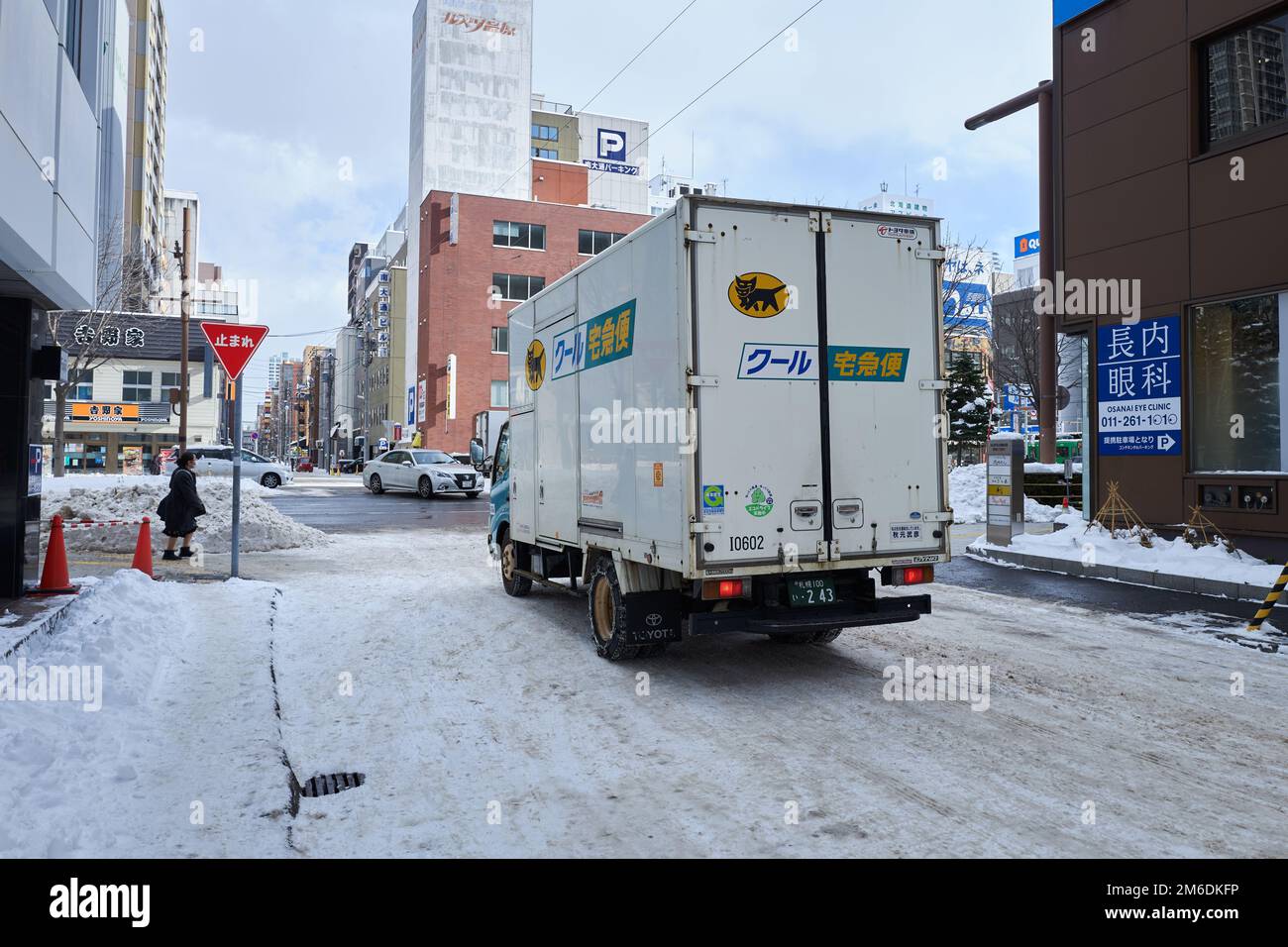 Hokkaido, Giappone - 20 dicembre 2022 : il traffico intenso di Sapporo. Il centro di Sapporo è una popolare attrazione turistica a Hokkaido, Giappone Foto Stock