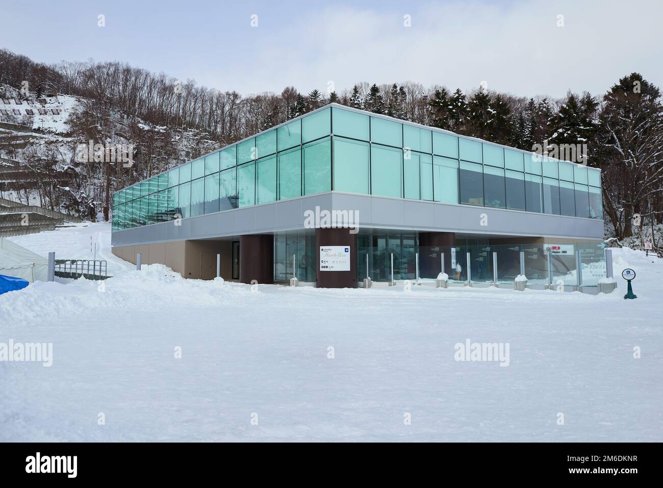 Hokkaido, Giappone - 21 dicembre 2022 : Museo OLIMPICO di Sapporo ai piedi dello stadio di sci da salto Okurayama nella città di Sapporo, Hokkaido, Giappone Foto Stock